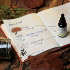Carnet de Mamie Georges ouvert : pour 2 mL, reishi 800 mg, achillée millefeuille 300 mg, vitamine B6 1,4 mg, avec le flacon Règle-toi ! posé sur la page