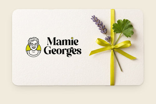 Carte-cadeau Mamie Georges, crème et ruban anis, posée sur un fond vert