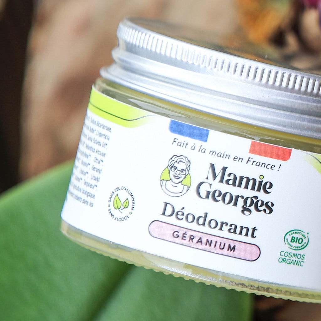 Étiquette du déodorant Géranium vue de près, avec la mention COSMOS ORGANIC
