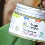 Étiquette du déodorant Géranium vue de près, avec la mention COSMOS ORGANIC